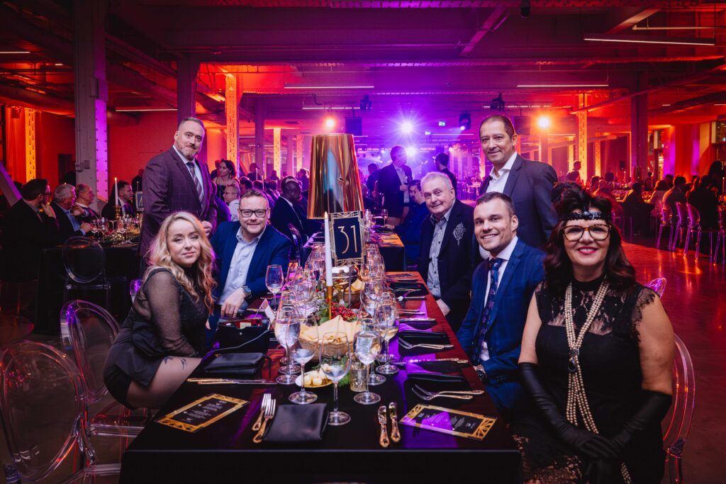 Portrait d'employés lors du Party de Noël de l'entreprise Garda dans le vieux-port de Montréal.